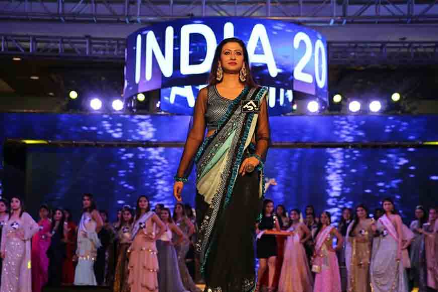 Madhyamgram&rsquo;s housewife gets accolades in Mrs India Contest in Mumbai
