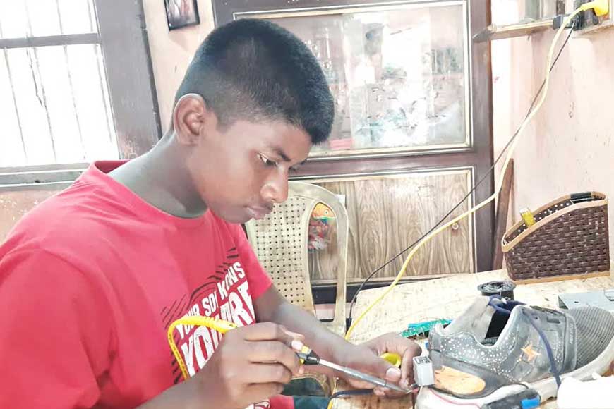 Chandannagar school boy invents â€˜Spyâ€™ shoes