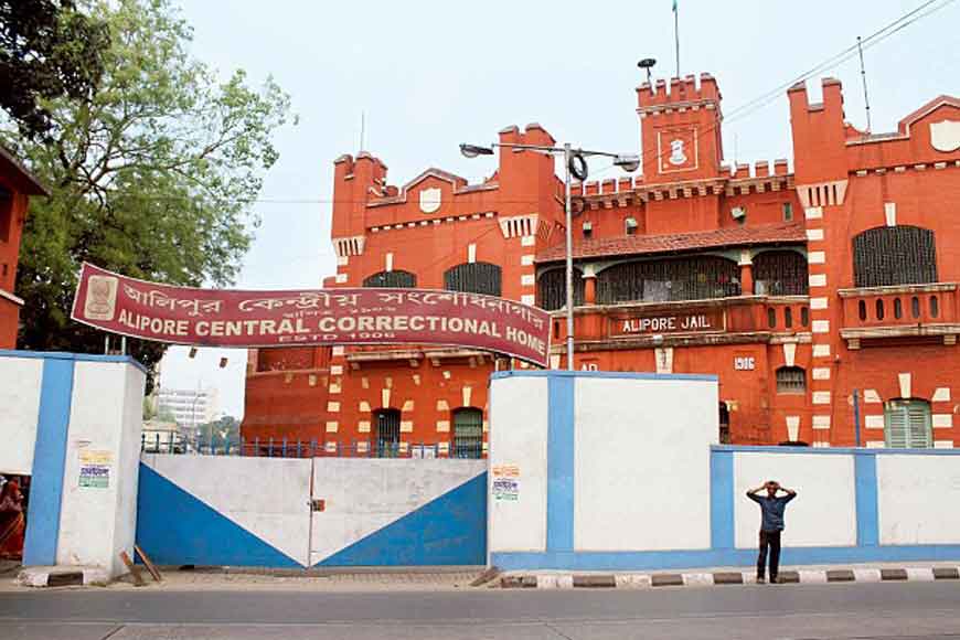 Alipore prison inmates make Kali idols
