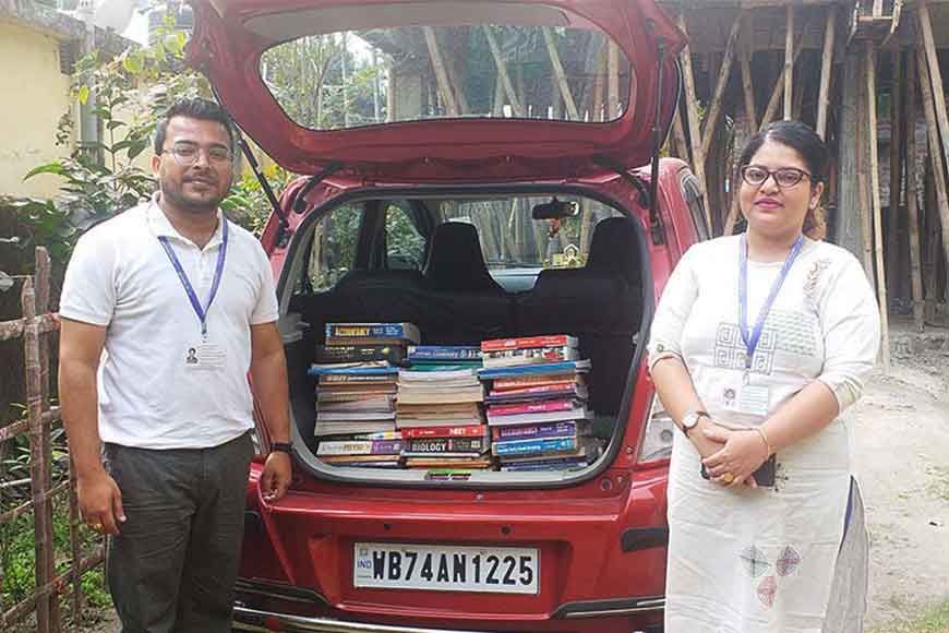 IIT couple of Siliguri starts â€˜Library on Wheelsâ€™ for children who have no access to online classes