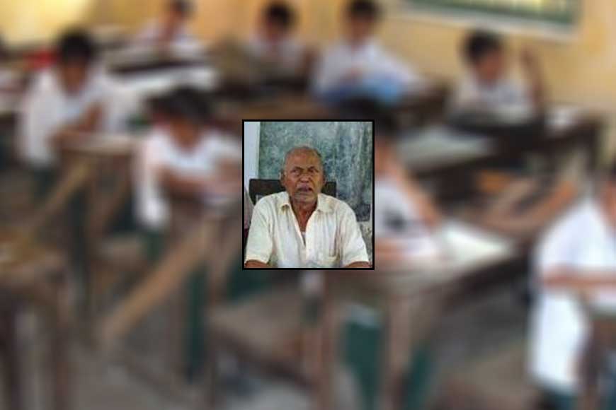 INSPIRATION! Durgapur&rsquo;s retired Headmaster takes free classes even after turning blind!
