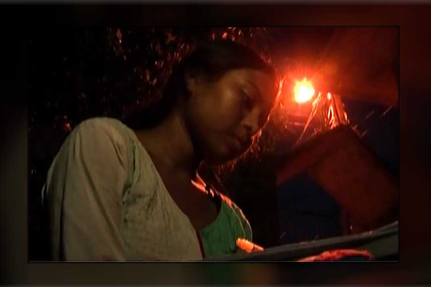 Howrah&rsquo;s Suchorita fights poverty and studies under street-lights!

